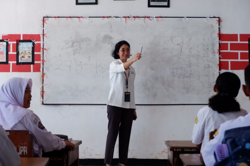 Salah satu pengajar Kemenkeu mengajar para siswa pada sekolah di Kota Jayapura, Papua. (ANTARA/HO-Kemenkeu Papua.)