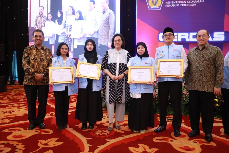 Finance Minister Sri Mulyani Indrawati (center) poses for a picture with the winners of the APBN Teaching Video Competition in Jakarta on October 8, 2024. (ANTARA/HO-Finance Ministry)