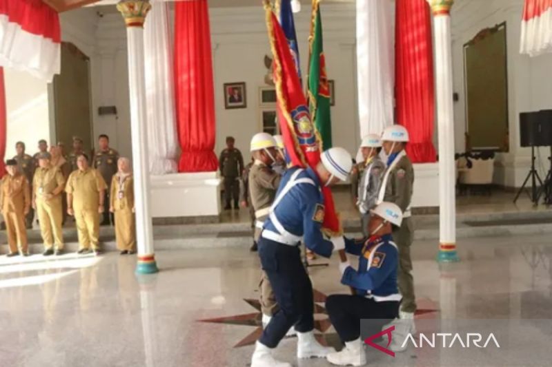Penyerahan bendera pataka Jer Basuki Mawa Bea di Pendopo Agung Pemkab Bangkalan, Jawa Timur, Selasa (8/10/2024) (ANTARA/ HO-Pemkab Bangkalan)