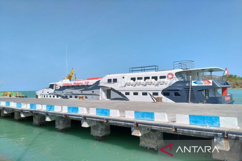 Kapal Cepat Express Bahari sandar di Pelabuhan Kalianget, Sumenep, Senin (7/10/2024). (ANTARA/HO-Pemkab Sumenep)