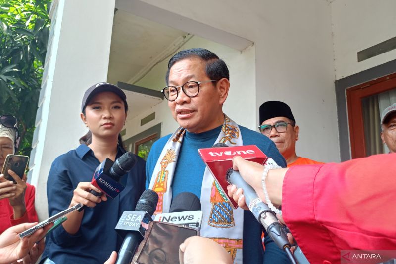 Calon gubernur (cagub) DKI Jakarta nomor urut 3, Pramono Anung di wilayah Pademangan Barat, Jakarta Utara, Selasa (8/10/2024). ANTARA/Siti Nurhaliza