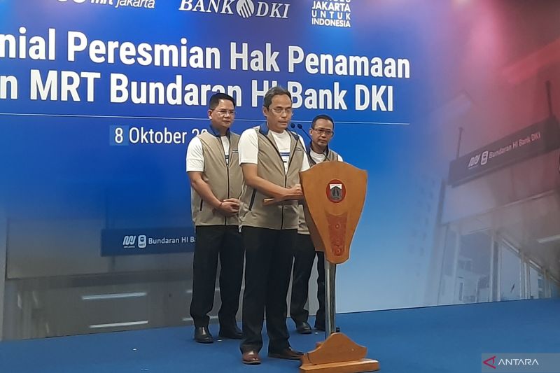 Direktur Utama PT Bank DKI Agus H. Widodo dalam "Seremonial Peresmian Hak Penamaan Stasiun MRT Bundaran HI Bank DKI" di Jakarta, Selasa (8/10/2024). ANTARA/Lia Wanadriani Santosa