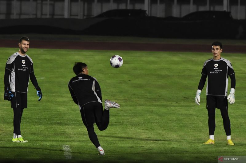 Tiga kiper Timnas Indonesia Maarten Paes (kiri), Ernando Ari (tengah) dan Nadeo Argawinata (kanan) mengikuti sesi latihan di Stadion Madya, Kompleks GBK, Jakarta Pusat, Minggu (8/9/2024). ANTARA FOTO/Fakhri Hermansyah/nym.