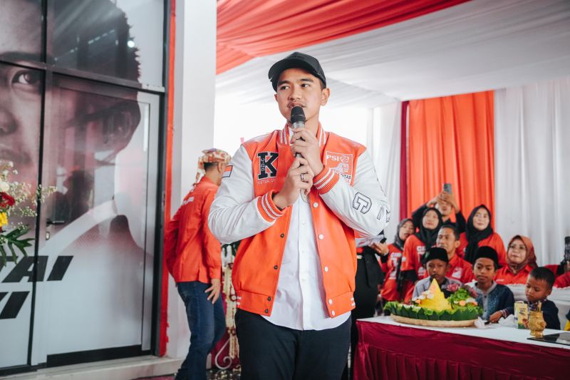 Ketua Umum Partai Solidaritas Indonesia Kaesang Pangarep saat mengunjungi DPD PSI Kabupaten Brebes, Jawa Tengah, Selasa (8/10/2024). (ANTARA/HO-PSI)