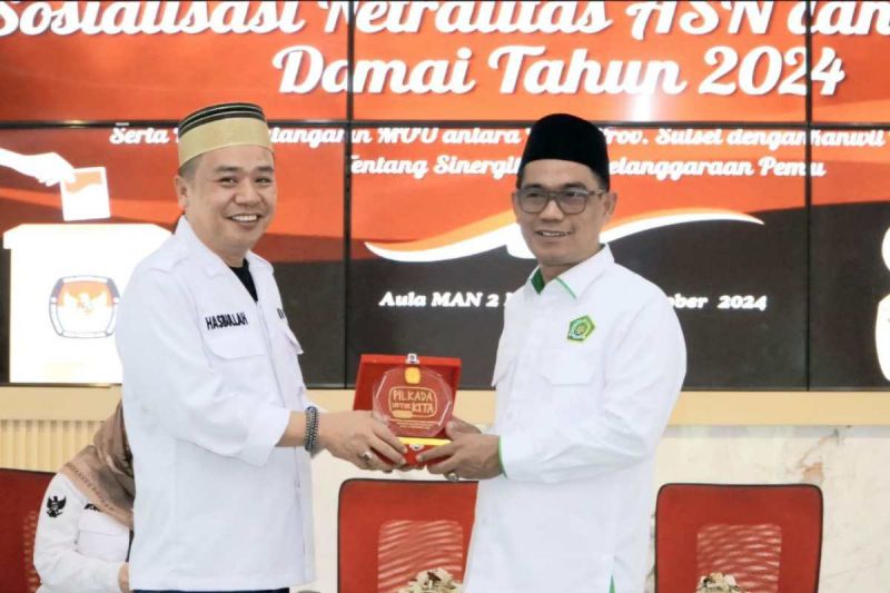 Kepala Kanwil Kemenag Sulsel Muh Tonang (kanan) bersama Ketua KPU Sulsel Hasbullah saat penandatanganan PKS terkait kepemiluan di Makassar, Selasa (8/10/2024). ANTARA/HO/Kemenag Sulsel