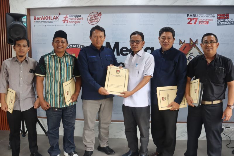 Anggota KPU Provinsi Jambi bersama tim perumus debat Pilgub Jambi 2024, Selasa (8/10/2024). (ANTARA/HO-KPU Jambi)