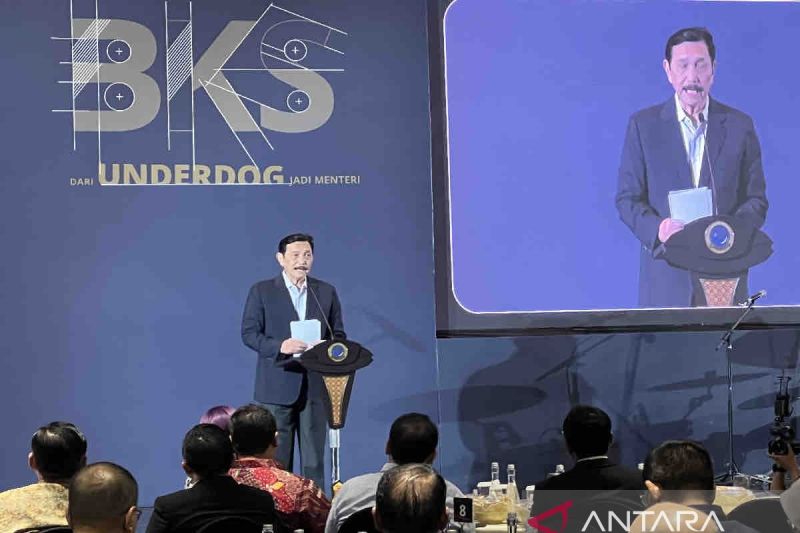 Menteri Koordinator Bidang Kemaritiman dan Investasi Luhut Binsar Pandjaitan memberi sambutan dalam peluncuran buku Menteri Perhubungan Budi Karya Sumadi berjudul "BKS dari Underdog Jadi Menteri", di Jakarta, Selasa (8/10/2024) malam. ANTARA/Harianto