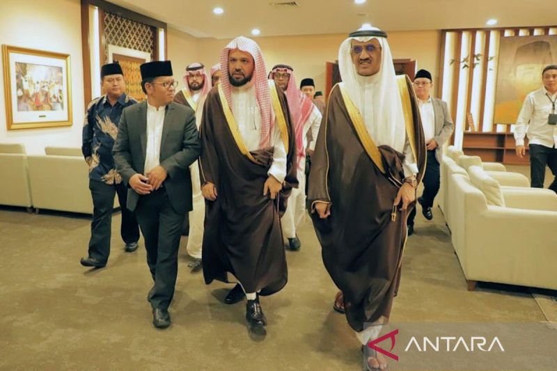 Imam dan khatib Masjid Nabawi, Syekh Ahmad bin Ali Al-Hudzaifi (tengah) tiba di Bandara Soekarno-Hatta, Tangerang, Banten, Senin (7/10/2024). ANTARA/HO-Kemenag/am. (ANTARA/HO-Kemenag)