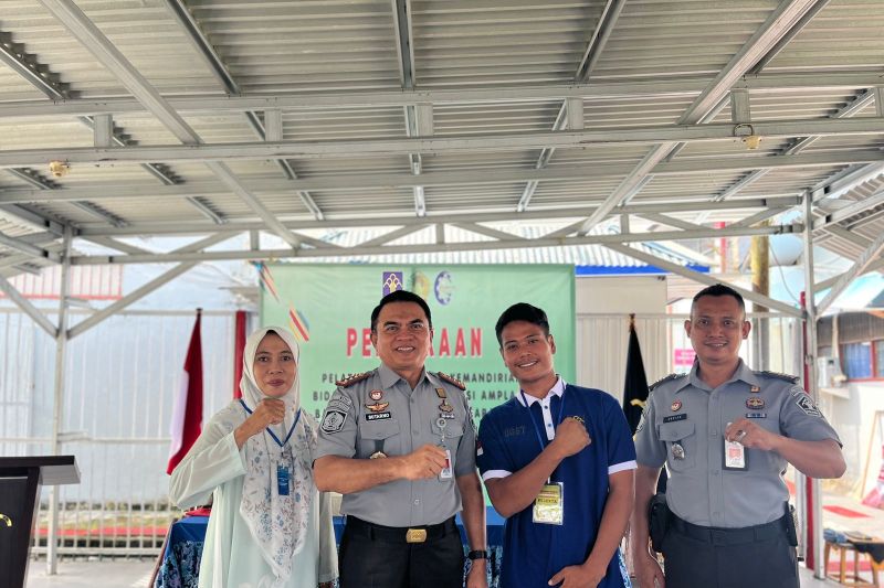 Kepala Lembaga Pemasyarakatan (Lapas) Kelas IIA Tarakan Sutarno saat membuka pelatihan bimbingan kemandirian bidang tata boga produksi amplang bagi Warga Binaan Pemasyarakatan (WBP). (ANTARA/HO-Lapas Tarakan) (Kaltara)
