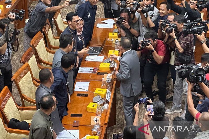 Wakil Ketua DPR RI Sufmi Dasco Ahmad saat menyapa para hakim yang tergabung dalam Solidaritas Hakim Indonesia (SHI) di kompleks parlemen, Senayan, Jakarta, Selasa (8/10/2024). ANTARA/Rio Feisal/am.