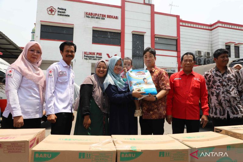 Ketua PMI Kabupaten Bekasi Akhmad Kosasih (kemeja merah) bersama jajaran menerima bantuan dari produsen popok bayi di Kantor PMI Kabupaten Bekasi, Rabu. (ANTARA/Pradita Kurniawan Syah).