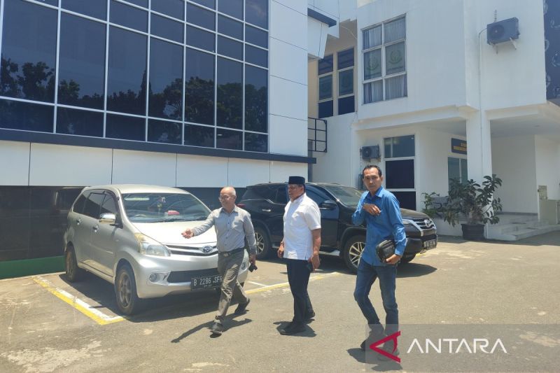 Mantan Wali Kota Bengkulu Ahmad Kanedi (kemeja putih) usai diperiksa tim Penyidik Pidsus Kejati Bengkulu, Rabu (9/10/2024) (ANTARA/Anggi Mayasari)