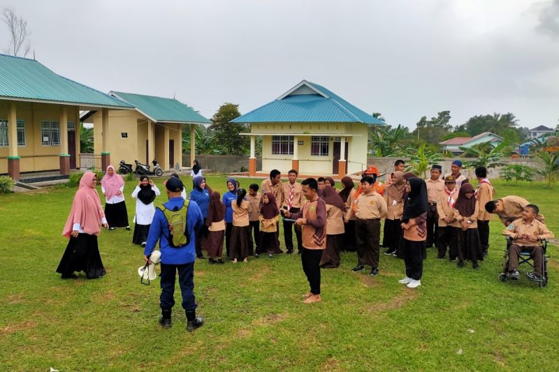 Proses simulasi evakuasi pelajar di gedung sekolah di Natuna, Kepri. ANTARA/HO-Pemkab Natuna.