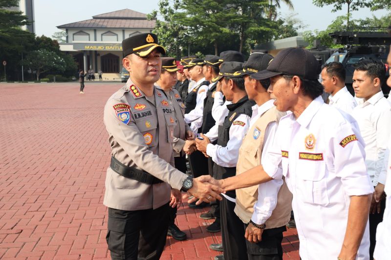 Direktur Bina Masyarakat Polda Banten Kombes Pol Raden Muhammad Jauhari pada apel jelang Pilkada bersama Satkamling di Lapangan Apel Mapolda Banten, Serang, Rabu (9/10/2024). ANTARA/HO-Polda Banten