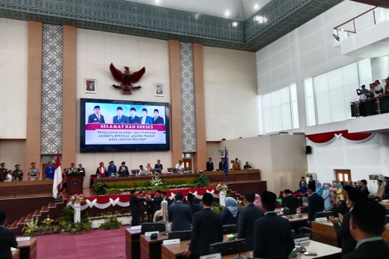 Acara sidang paripurna pelantikan pimpinan DPRD Lombok Tengah, Provinsi NTB, Rabu 09/10/2024) (ANTARA/Akhyar Rosidi)