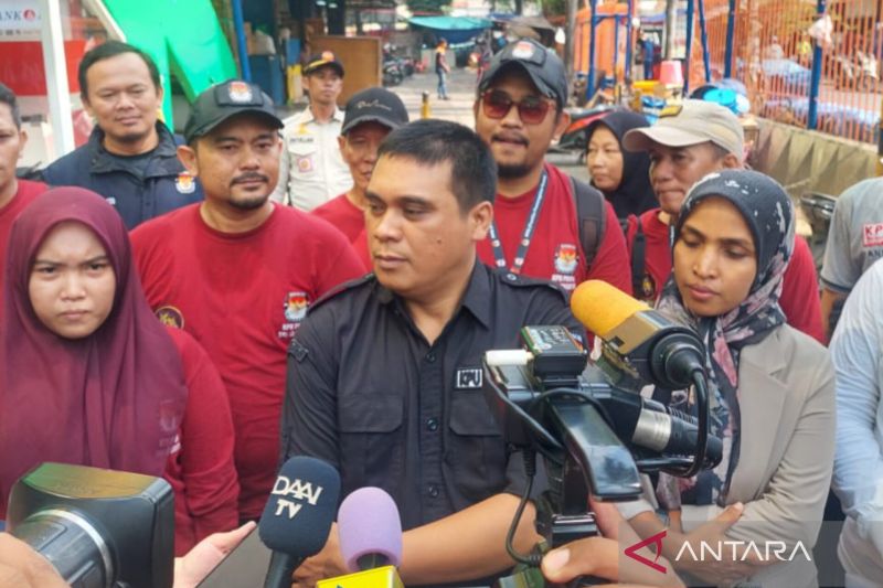 Ketua Divisi Sosialisasi Pendidikan Pemilih Partisipasi Masyarakat dan Sumber Daya Manusia KPU Jakarta Pusat, Sahat Dohar Manullang usai melakukan sosialisasi Pilkada Jakarta 2024 di Pasar Palmerah, Tanah Abang, Jakarta Pusat, Rabu (9/10/2024). ANTARA/Siti Nurhaliza