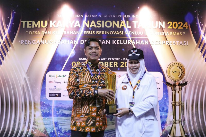Pj Sekretaris Daerah Kota Makassar Firman Hamid Pagarra bersama Lurah Manggala usai menerima penghargaan dari Kemendagri di Bali, Selasa (8/10/2024). ANTARA/HO-Hunas Pemkot Makassar.