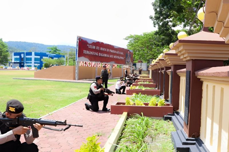 Personel Polres Banggai melaksanakan latihan simulasi sistem Mako dalam rangka pengamanan pilkada di Banggai, Rabu (9/10/2024). (ANTARA/HO-Polres Banggai)