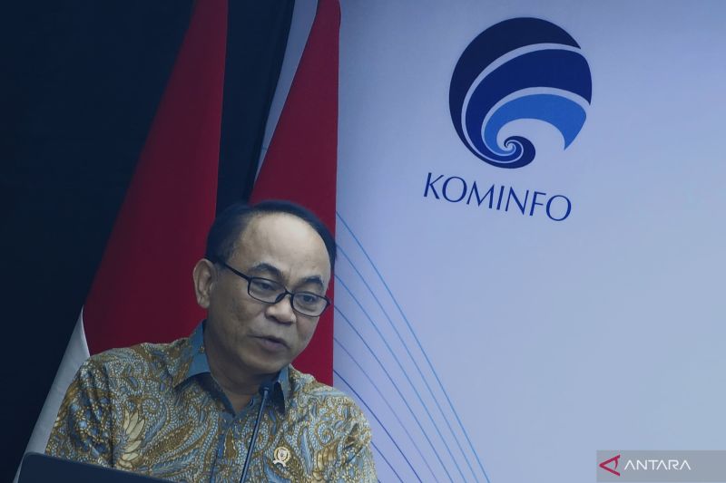 Menteri Komunikasi dan Informatika Budi Arie Setiadi saat memberikan sambutan dalam acara di Kantor Kementerian Komunikasi dan Informatika, Jakarta Pusat, Rabu (9/10/2024). (ANTARA/Livia Kristianti)