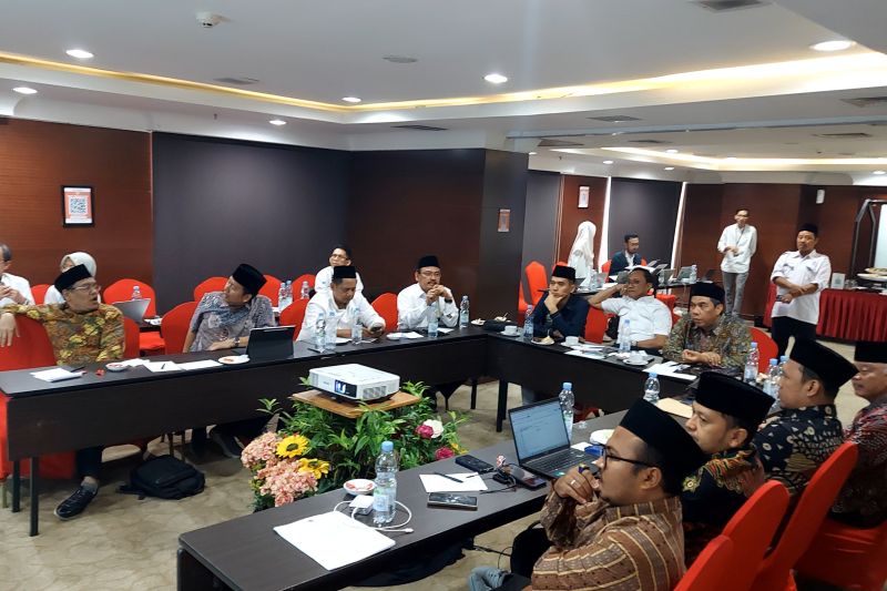 Konsolidasi antara BPJPH, MUI, dan Komite Fatwa terkait penamaan produk bersertifikat halal. (ANTARA/HO-Kemenag)