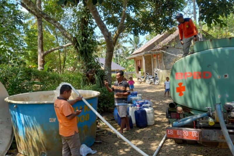 BPBD Kulon Progo distribusikan air bersih kepada masyarakat terdampak kekeringan di Girimulyo. (ANTARA/HO-Tagana Girimulyo)