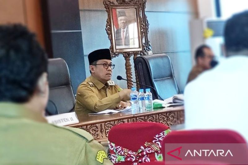 Pj Bupati Barito Timur Indra Gunawan memimpin rapat evaluasi pelaksanaan APBD 2024 di Tamiang Layang, Rabu (9/10/2024). (ANTARA/Habibullah)