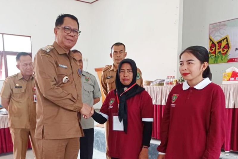 Pj Bupati Kapuas Darliansjah memberikan tanda pengenal peserta pelatihan secara simbolis, Selasa (8/10/2024). ANTARA/HO-Diskominfosantik Kapuas