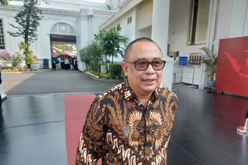 Koordinator Staf Khusus Presiden Ari Dwipayana saat menyampaikan keterangan di Kompleks Istana Kepresidenan, Jakarta, Rabu (9/10/2024). (ANTARA/Andi Firdaus)