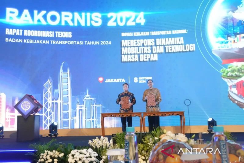 Penandatanganan nota kesepahaman (MoU) antara Sekretaris Jenderal Kemenhub Novie Riyanto (kiri) dan Deputi Bidang Kebijakan Pembangunan BRIN Mego Pinandito (kanan) dalam acara Rapat Koordinasi Teknis (Rakornis) Badan Kebijakan Transportasi Tahun 2024 di Jakarta, Senin (8/10/2024). ANTARA/HO-BRIN