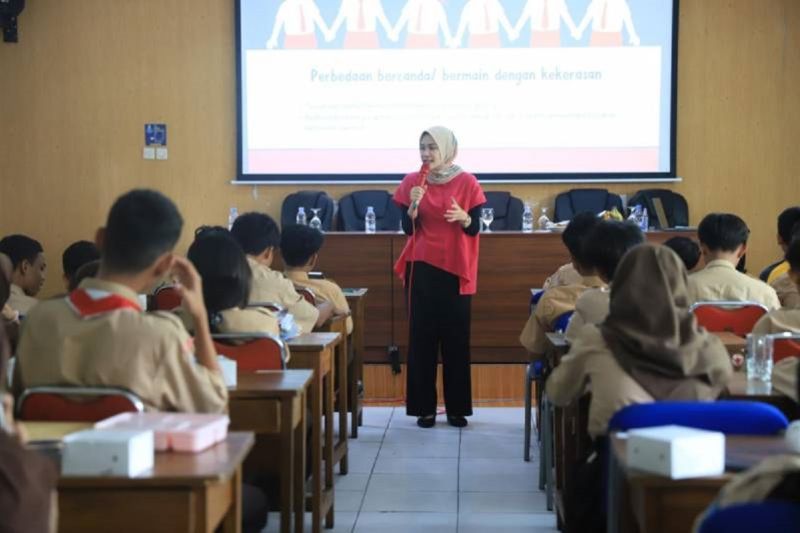 Pemkot Tangerang melibatkan praktisi psikologi profesional dari Pusat Pembelajaran Keluarga (Puspaga) dalam memberikan edukasi kepada siswa untuk mewujudkan lingkungan sekolah yang aman dari kekerasan, perundungan, sampai pelecehan. (ANTARA/HO-Pemkot Tangerang)