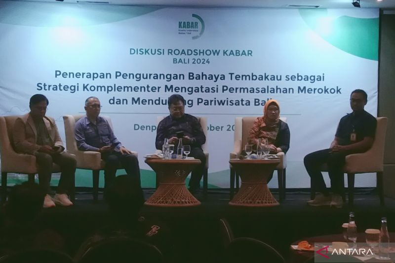 Pelaku pariwisata dan akademisi kesehatan menjadi pembicara dalam diskusi soal pengurangan bahaya tembakau yang digelar oleh Koalisi Indonesia Bebas Tar (Kabar) di Denpasar, Bali, Rabu (9/10/2024) ANTARA/Dewa Ketut Sudiarta Wiguna