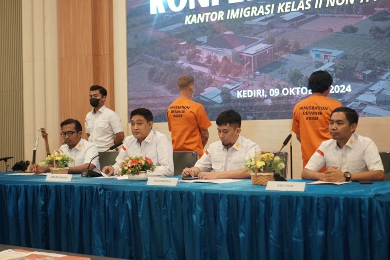 Petugas Kantor Imigrasi Kelas II Non-TPI Kediri memberikan penjelasan soal dua WNA yang melanggar ketentuan di wilayah hukum Imigrasi Kediri, Jawa Timur, Rabu (9/10/2024). ANTARA/ HO-Imigrasi Kediri (imigrasi kediri)