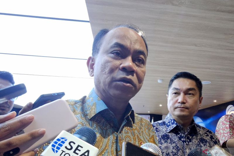 Communication and Informatics Minister Budi Arie Setiadi delivers statements to reporters in his office, Jakarta, on Wednesday (October 9, 2024). (ANTARA/Livia Kristianti)