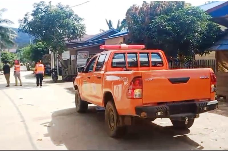 Petugas BPBD Kabupaten Mahulu saat mengimbau waspada banjir, di Kampung Long Melaham, Kabupaten Mahulu. (ANTARA/HO BPBD Mahulu)