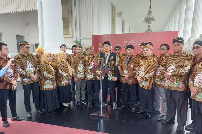 Komunitas Putra Jawa Kelahiran Sumatera (Pujakesuma) saat menyampaikan keterangan kepada wartawan usai bertemu dengan Presiden Joko Widodo di Istana Merdeka Jakarta, Rabu (9/10/2024). (ANTARA/Andi Firdaus)