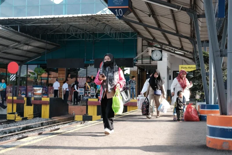 Penumpang di Stasiun KA Kertapati, Palembang, Sumsel. (ANTARA/HO-KAI Divre III Palembang)