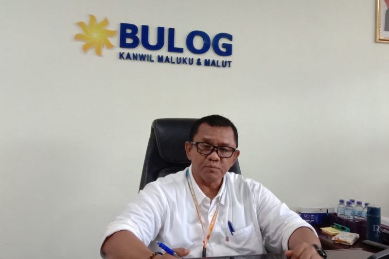 Kepala Perum Bulog Maluku dan Maluku Utara Mara Kamin Siregar (Antara/John Soplanit)