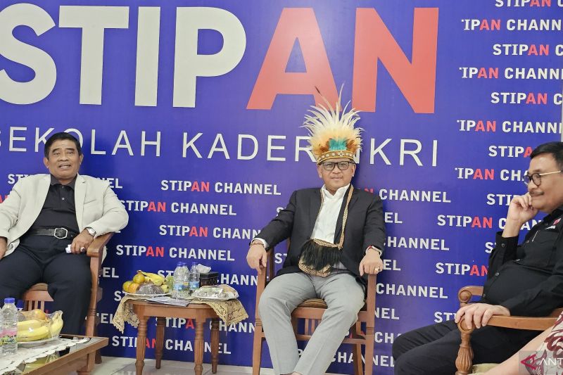 Rektor STIPAN Soni Sumarsono (kiri) bersama Sekjen PDIP Hasto Kristiyanto (tengah) dan Ketua DPP PDIP Djarot Saiful Hidayat (kanan) dalam kuliah umum yang bertajuk Wawasan Kebangsaan di kampus STIPAN, Lenteng Agung, Jakarta, Rabu (9/10/2024). ANTARA/HO-PDIP