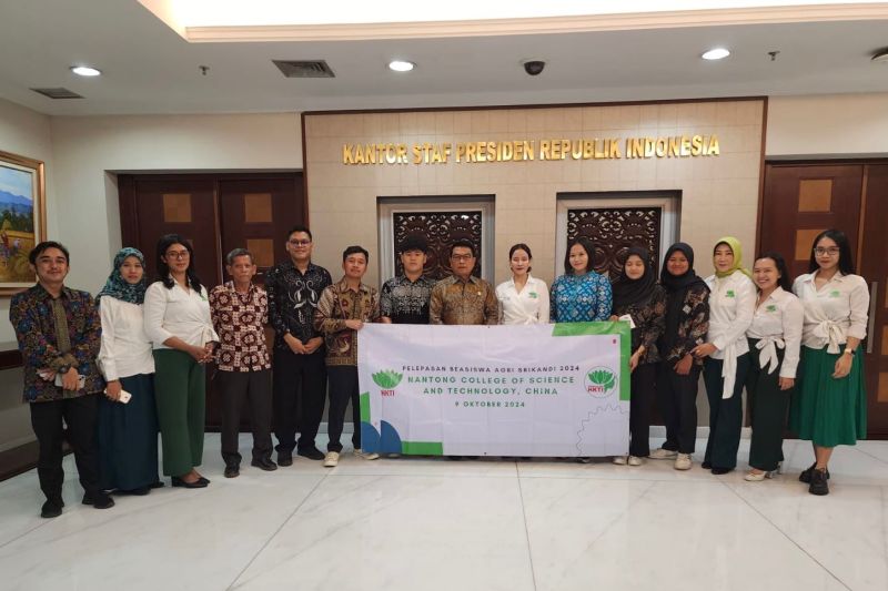Kepala Staf Kepresidenan (KSP) Moeldoko (tengah) berpose dengan para peraih beasiswa Agri Srikandi Himpunan Kerukunan Tani Indonesia (HKTI) di Gedung Kantor Staf Presiden (KSP), Rabu (9/10/2024), untuk menjalani studi pertanian di China. (ANTARA/HO-KSP)