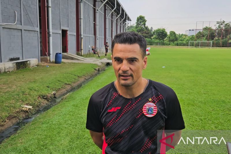 Pelatih Persija Jakarta Carlos Pena menjawab pertanyaan pewarta setelah memimpin latihan tim di Nirwana Park, Depok, Rabu (9/10/2024). (ANTARA/RAUF ADIPATI)