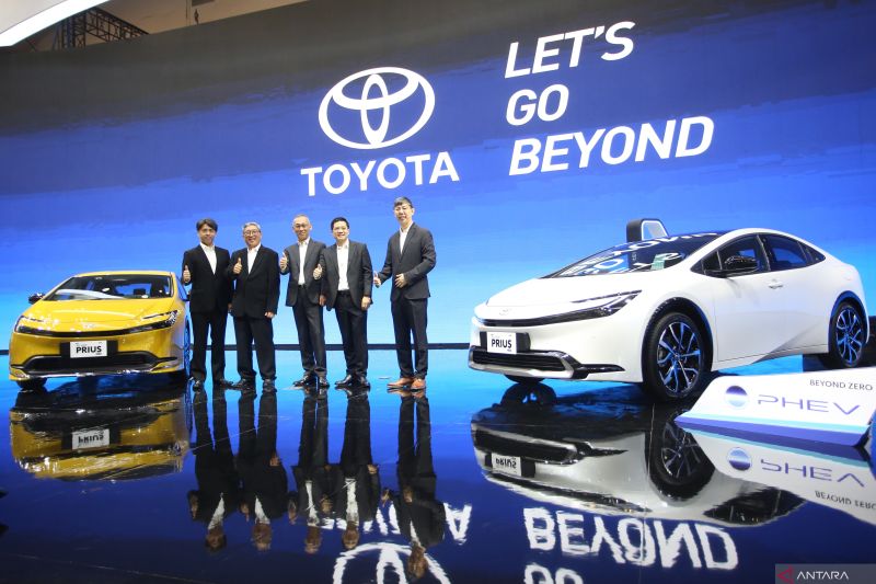 Presiden Direktur PT Toyota-Astra Motor (TAM) Hiroyuki Ueda (tengah) didampingi Wakil Presiden Direktur TAM Henry Tanoto (kedua kanan), Direktur marketing TAM Anton Jimmi Suwandy (kanan), Direktur PT Toyota Motor Manufacturing Indonesia (TMMIN) Nandi Julyanto (kedua kiri) dan direktur marketing TAM Hiroyuki Oide (kiri) berfoto di samping mobil usai peluncuran mobil All New Prius Hybrid Electric Vehicle (HEV) dan All New Prius Plug-in Hybrid Electric Vehicle (PHEV) pada pameran otomotif