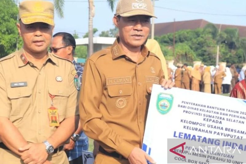 Pemkot Prabumulih, Sumatera Selatan menyalurkan bantuan kepada kelompok budidaya ikan. ANTARA/HO-Pemkot Prabumulih