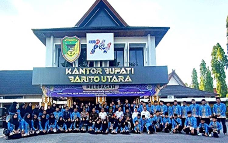 Asisten Sekda Bidang Pemerintahan Eveready Noor bersama Ketua DPD BKPRMI dan kafilah FASI Barito Utara di halaman kantor Bupati pada 9 Oktober 2024. (foto: Dhani)