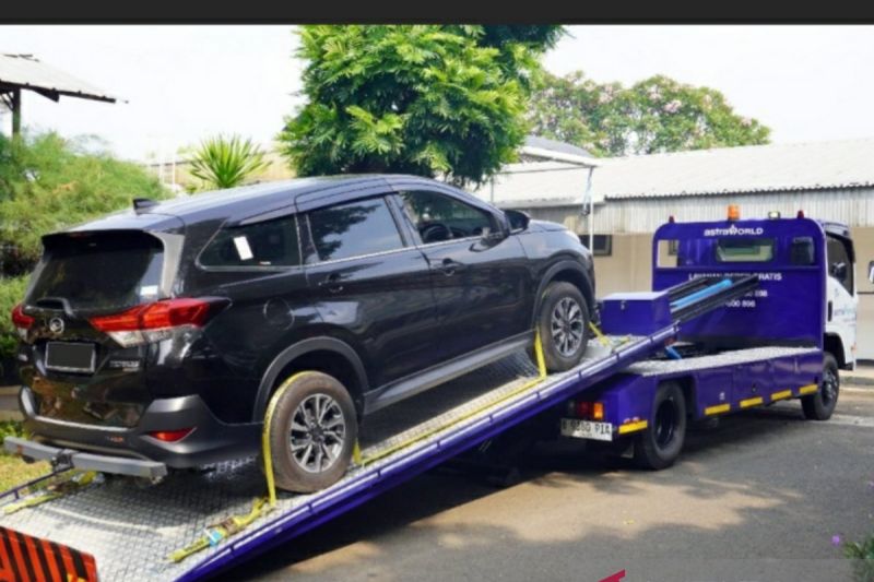 Layanan darurat AstraWorld di Palembang dengan armada car carrier jenis hidrolik. (ANTARA/Yudi Abdullah)