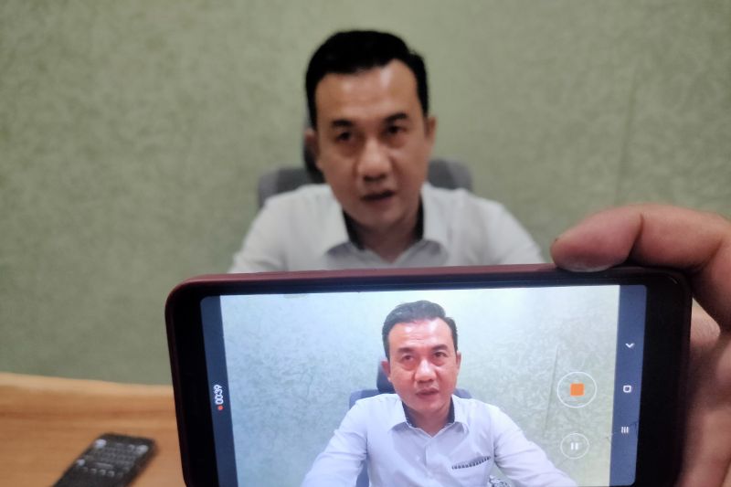 Arsip: Koordinator Divisi Penanganan Pelanggaran Bawaslu Provinsi Lampung, Tamri saat dimintai keterangan. (ANTARA/Dian Hadiyatna)