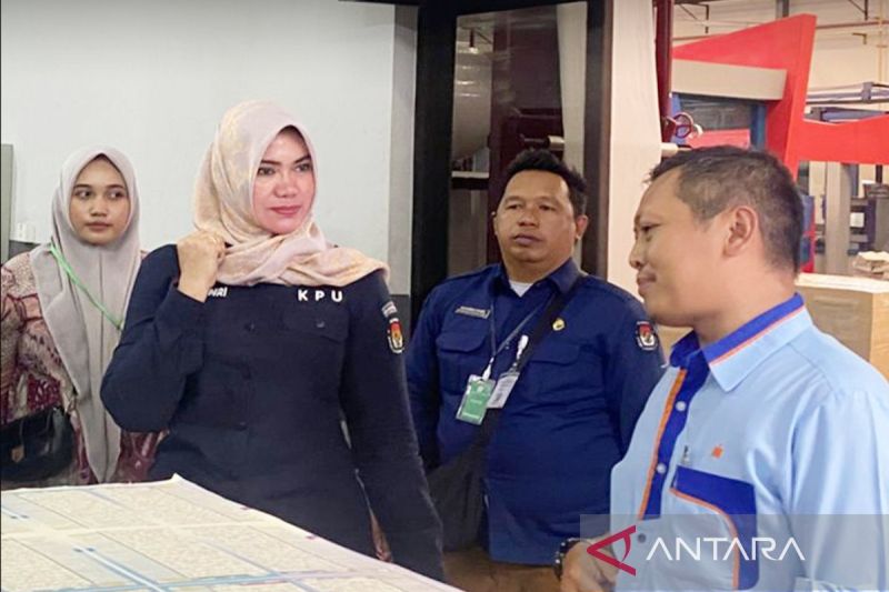 Ketua KPU Kalsel Andi Tenri Sompa saat melakukan monitoring produksi pengadaan surat suara pilkada di PT Macanan Jaya Cemerlang di Klaten, Jawa Tengah, Rabu (9/10/2024). ANTARA/Firman
