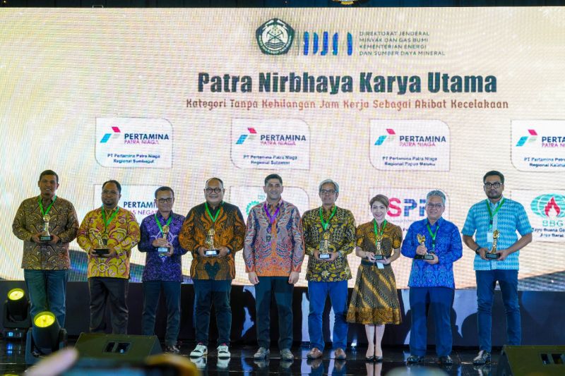 Pertamina Patra Niaga Regional Papua Maluku meraih Penghargaan Patra Nirbhaya Karya Utama untuk Kategori tanpa kehilangan jam kerja sebagai akibat kecelakaan, yang diselenggarakan Direktorat Jenderal Migas Kementerian Energi dan Sumber Daya Mineral (ESDM). ANTARA/ Ho- Pertamina Patra Niaga Papua Maluku. (Pertamina)