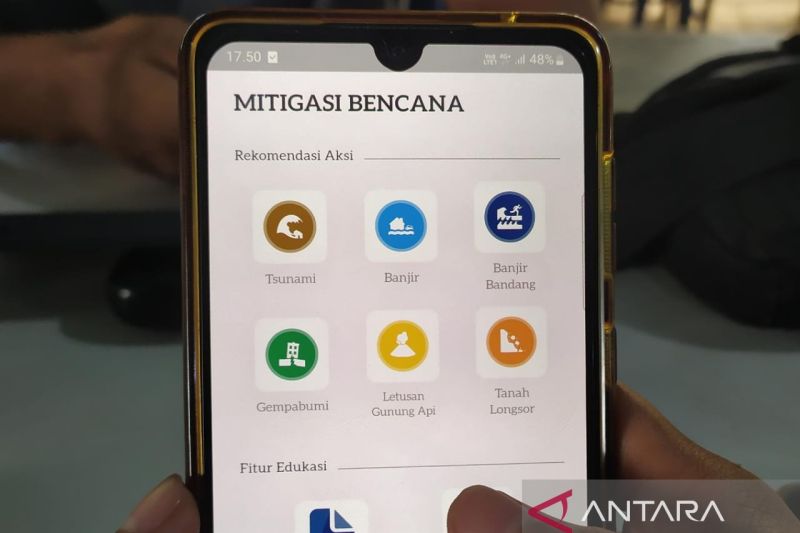 Salah seorang warga sedang membuka aplikasi InaRISK dari ponsel miliknya, di Banda Aceh, Rabu (9/10/2024) (ANTARA/Rahmat Fajri)