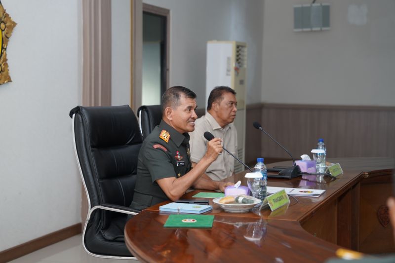 Panglima Komando Daerah Militer IX/Udayana Mayor Jenderal TNI Muhammad Zamroni memaparkan kesiapan pembangunan dapur sehat kepada tim Badan Gizi Nasional di Denpasar, Bali, Rabu (9/10/2024). ANTARA/HO-Penerangan Kodam Udayana