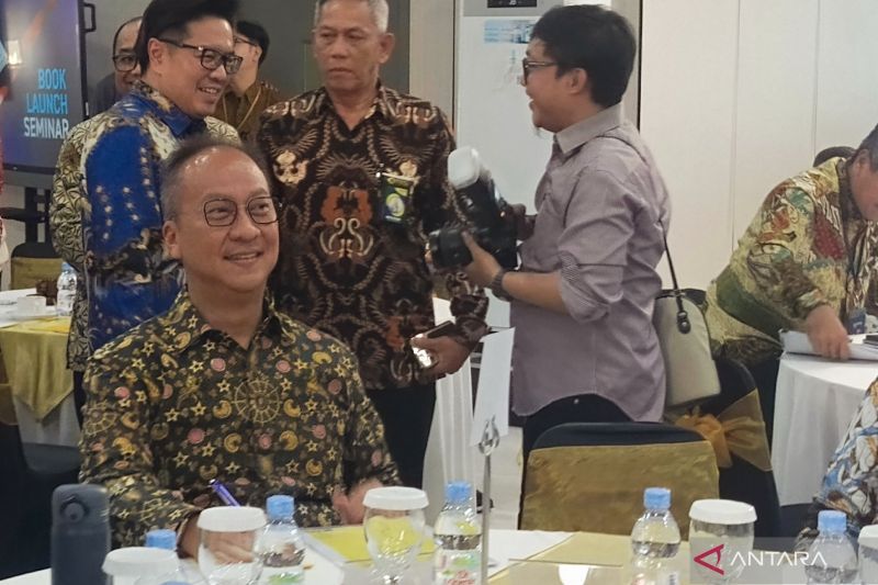Menteri Perindustrian Agus Gumiwang Kartasasmita dalam acara peluncuran buku Hilirisasi Sawit Cegah Middle Income Trap di Jakarta, Rabu (9/10/2024). (ANTARA/Muzdaffar Fauzan)